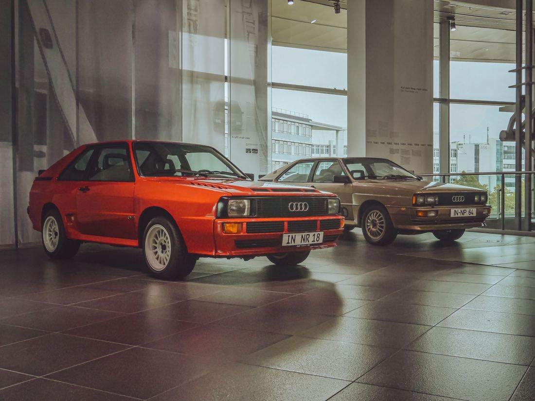 Presklený automobilový showroom